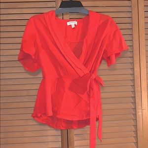 Red wrap v-neck top with tie 🔸